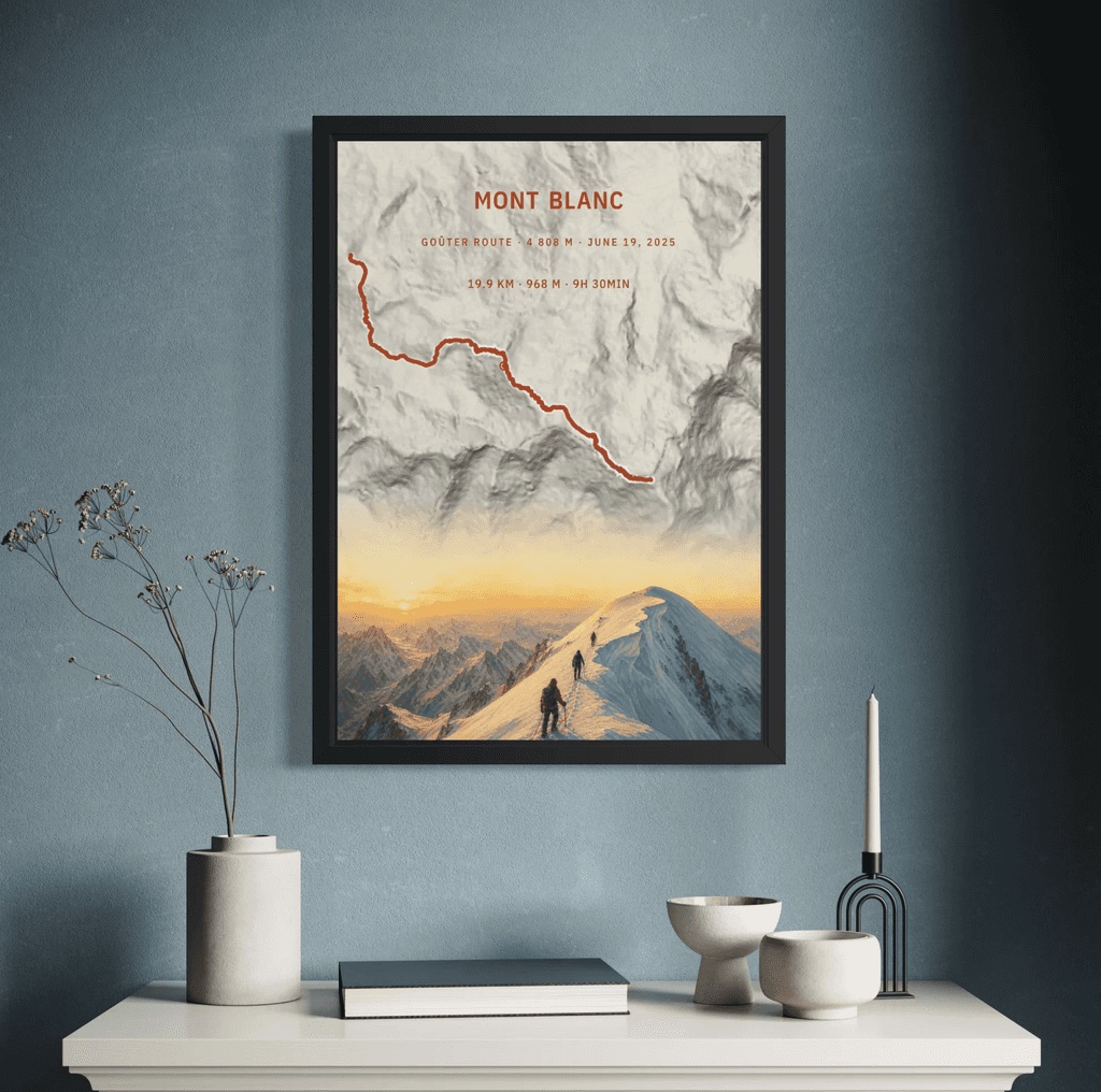 Gerahmtes Mont-Blanc-Routenposter an einer blauen Wand, flankiert von Trockenblumen und einer Kerze